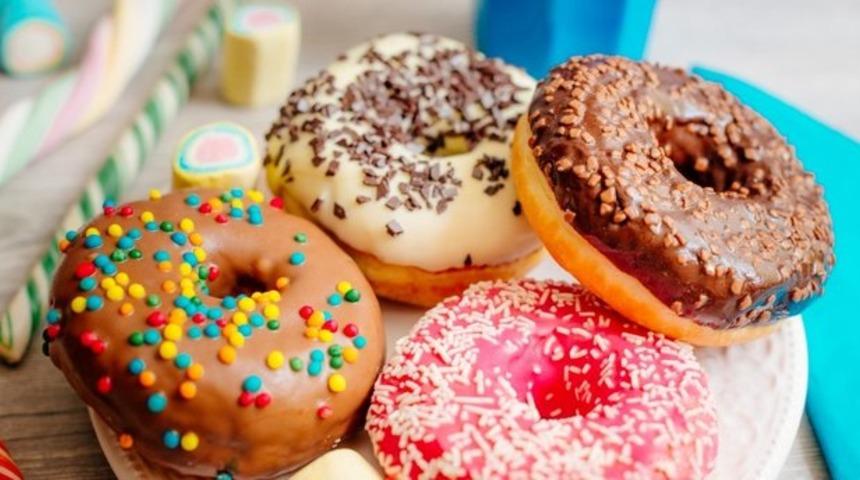Evde donut nasıl yapılır? Çikolatalı ve süslemeli en pratik donut tarifi ve malzemeleri!