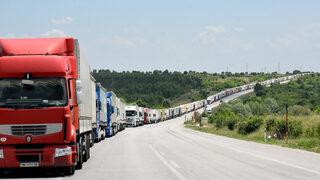 Yer: Hamzabeyli Sınır Kapısı... Yüzlerce TIR, günlerdir yolda bekliyor! 40 kilometreyi buldu: Böylesini ilk kez görüyorum