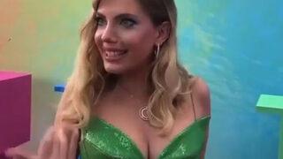 Eda Ece dekolteli tarzıyla olay oldu! Buğra çok kızıyor açıklaması