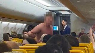 Uçağı birbirine kattı! Üzerini çıkartıp birden bağırmaya başlayan yolcu herkesi şaşırttı