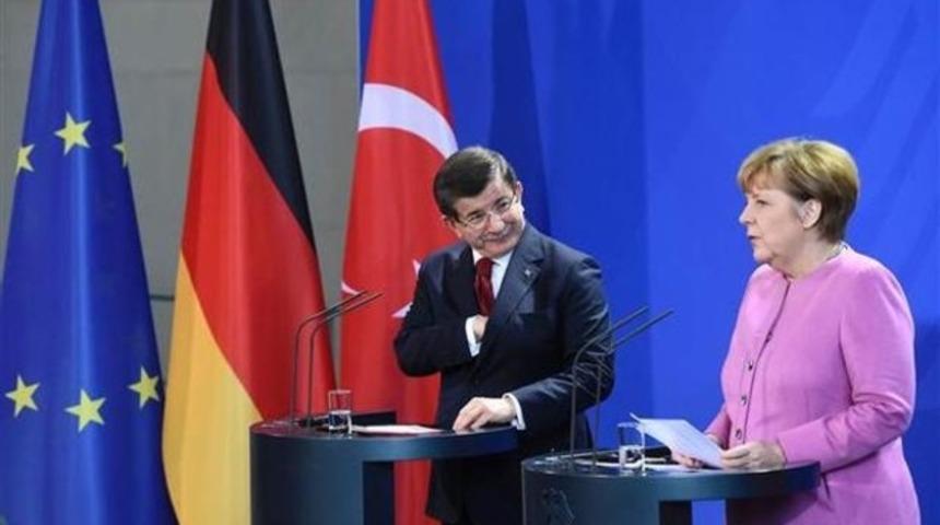 Başbakan Davutoğlu: 'T&uuml;rkiye ile Almanya DAEŞ'e karşı ortak m&uuml;cadeleye hazır'