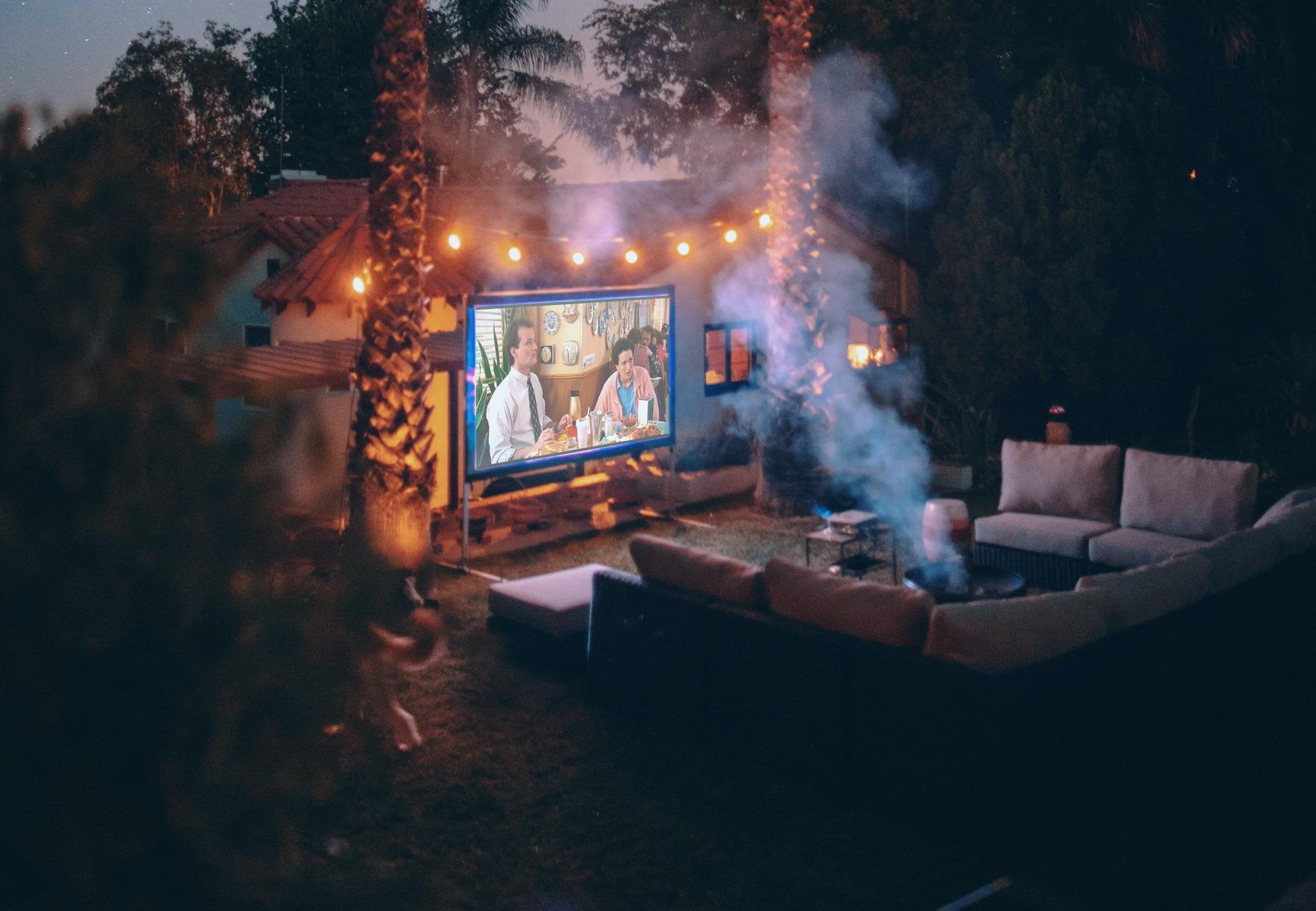 Açık hava etkinlikleri için kullanabileceğiniz en iyi projektör modelleri