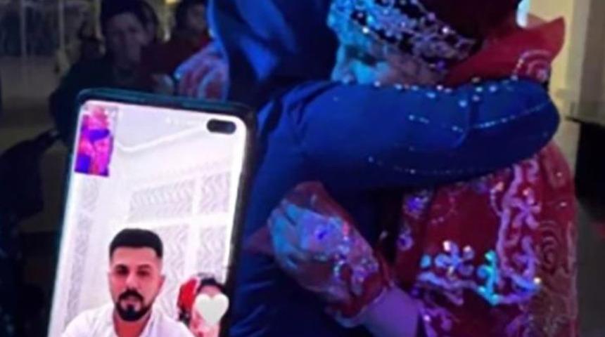 Kendi d&uuml;ğ&uuml;n&uuml;ne online katılan damat! 8 saat boyunca takip etti...