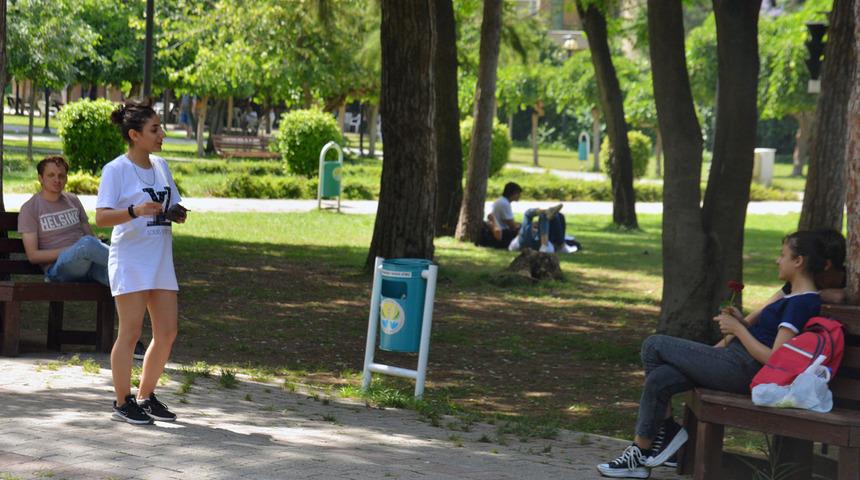 Termometreler 43 dereceyi gördü! Parklara akın ettiler