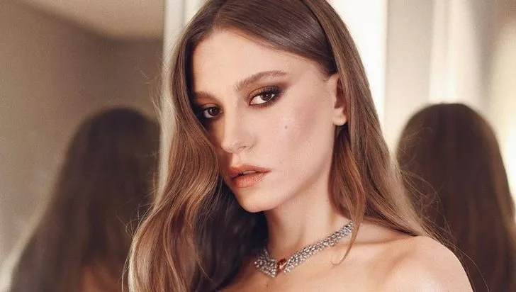 Serenay Sarıkaya'nın göbeği açık sokak stili sosyal medyayı salladı! Pembeler içinde paylaştı