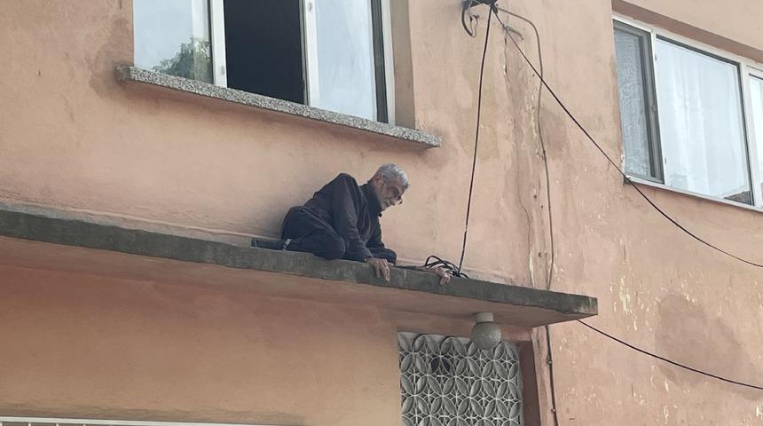 Yer: Edirne! Yaşlı adam can havliyle cama çıktı, sundurmada mahsur kaldı