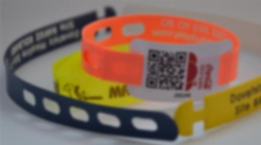 Mülteciler bileklik takmazsa yemek yiyemiyor