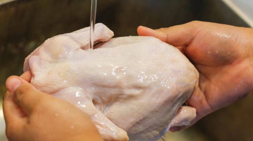 Verdiği zararı bilseniz bir daha asla yapmazsınız! Çiğ tavuktaki ölüm tehlikesi