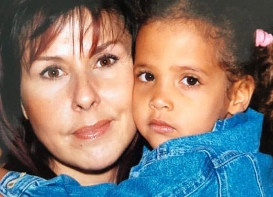 &Uuml;nl&uuml; şarkıcı Nil&uuml;fer 4 aylıkken evlat edinmişti! G&uuml;zelliği ile dikkat &ccedil;eken Ayşe Nazlı, annesinin doğum g&uuml;n&uuml;n&uuml; b&ouml;yle kutladı