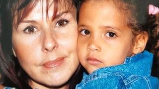 Ünlü şarkıcı Nilüfer 4 aylıkken evlat edinmişti! Güzelliği ile dikkat çeken Ayşe Nazlı, annesinin doğum gününü böyle kutladı