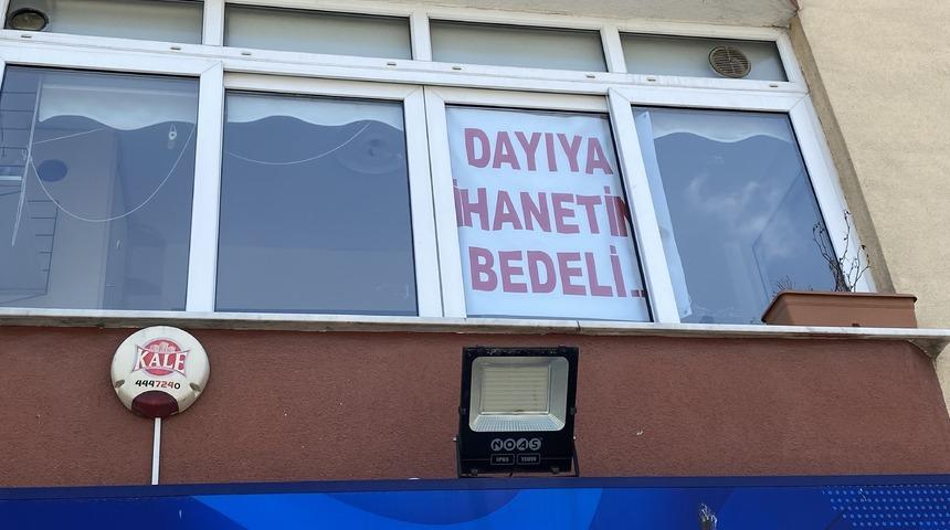 Yer: Büyükçekmece... Camdaki yazıyı gören dönüp bir daha baktı