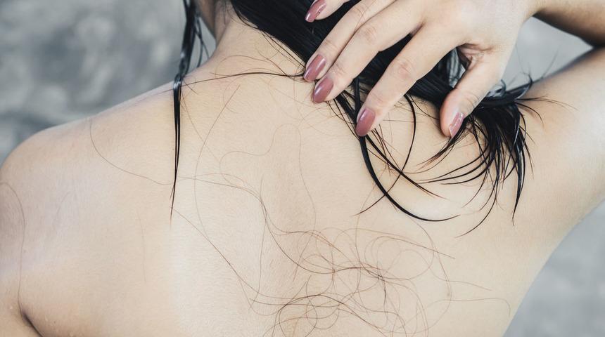 Sa&ccedil; d&ouml;k&uuml;lmesiyle m&uuml;cadele eden kadınlara m&uuml;kemmel ipu&ccedil;ları! Sa&ccedil; d&ouml;k&uuml;lmesi nasıl &ouml;nlenir?