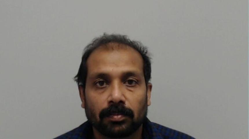 Taksiciden akılalmaz hareket! Tacizciden para aldı, arka koltuktaki tecavüzü anbean izledi