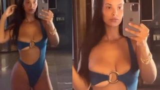 Maya Jama  riskli bikiniyle selfie çekti
