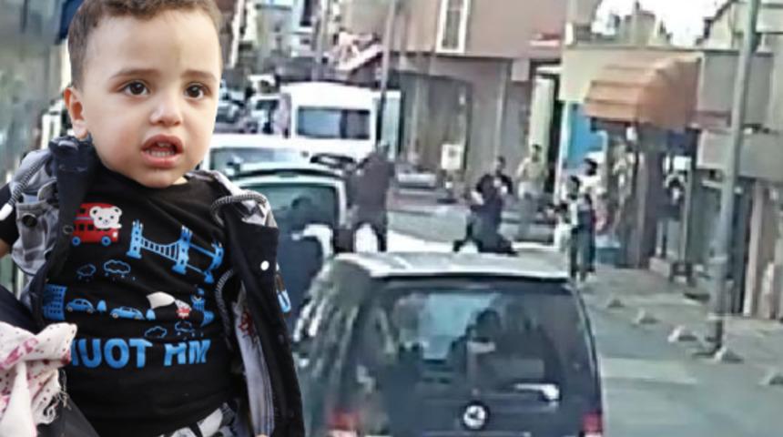 2 yaşındaki Muhammet'in mucize kurtuluşu! Esnaf seferber oldu: Çocuk sarkmış, ailesi yok