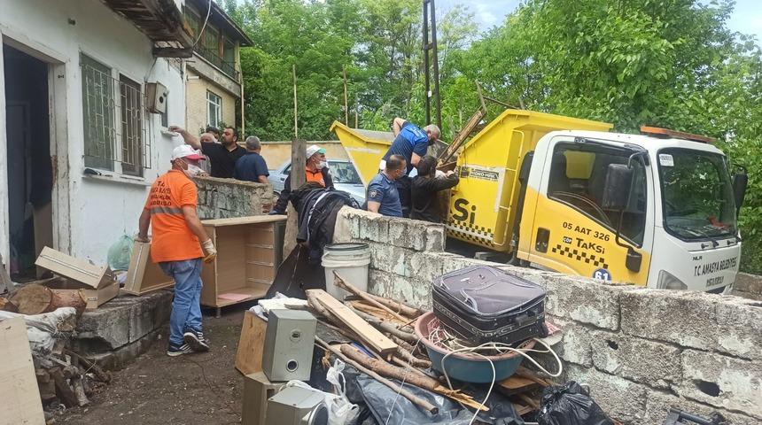 Koku mahalleyi sardı, komşular dayanamadı! Amasya'daki evin içinden 2 kamyon çöp çıktı