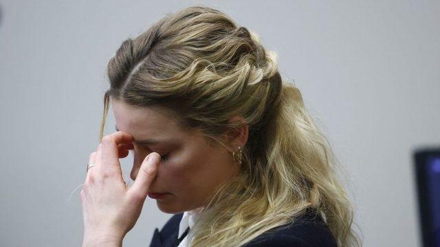 Amber Heard'ün mahkemede gösterilen videolar karşısındaki tepkisi