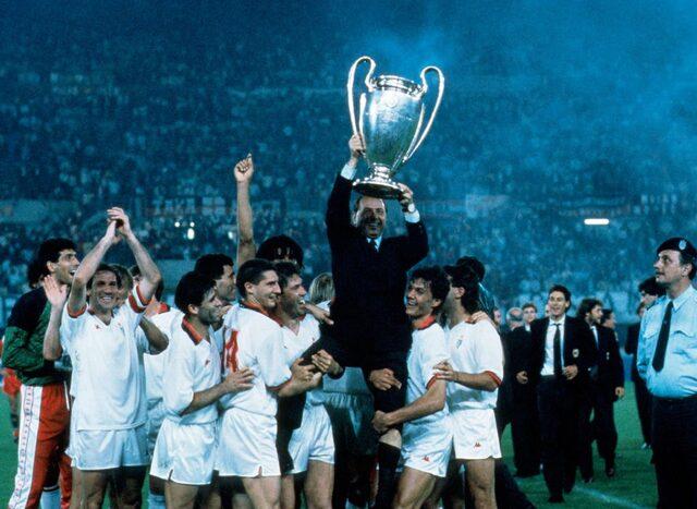 Berlusconi, başkanı olduğu kulübüyle 1990 yılındaki Avrupa Kupası'nı kaldırdı.