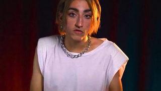 Mika Raun beğenilmeyince tarzını değiştirdi! Mini etekli pozuyla imajını paylaştı