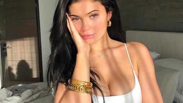Kylie Jenner yatak odasından göğüslerini kapatmaya çalışarak paylaşım yaptı