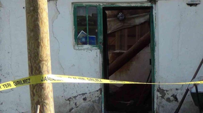 Ölüm aileyi uykuda buldu! Kars'taki göçükte anneyle 2 oğlu can verdi