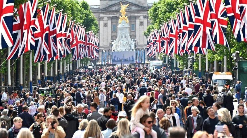 İngiltere'de Platin Jübile heyecanı: Kraliçe 2. Elizabeth'in tahttaki 70. yılı 4 gün boyunca birçok etkinlikle kutlanacak