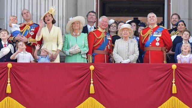 Kraliyet Ailesi en son 2019'da Buckingham Sarayı balkonuna toplu halde çıktığında Prens Harry, eşi Meghan Markle ve Prens Andrew da vardı.