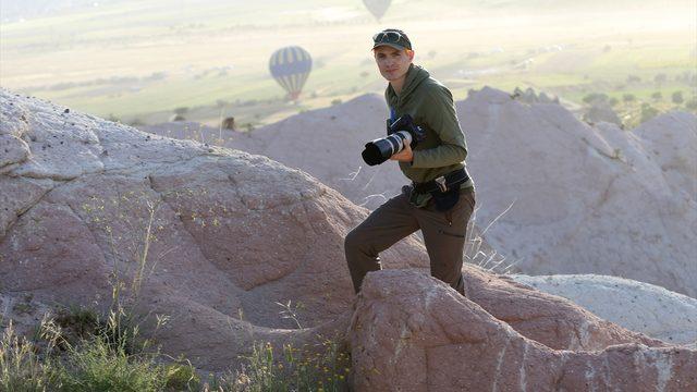 Kapadokya'da yaşayan Ukraynalı fotoğrafçı turistlerin mutlu anlarını ölümsüzleştiriyor