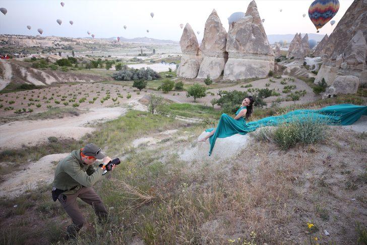 Kapadokya'da yaşayan Ukraynalı fotoğrafçı turistlerin mutlu anlarını ölümsüzleştiriyor G3