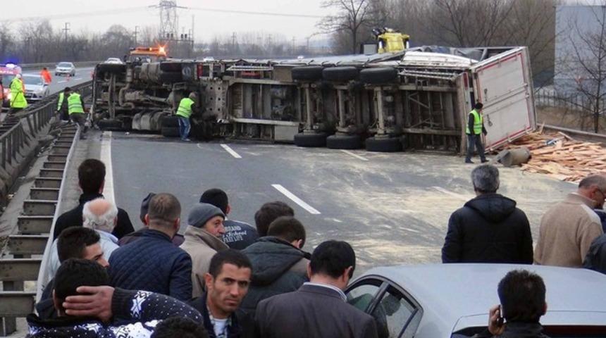 TEM'de TIR kazası Ankara istikametini trafiğe kapattı