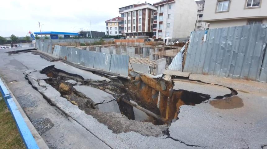 Sultangazi'de yolda çökme! Gören telefona sarıldı