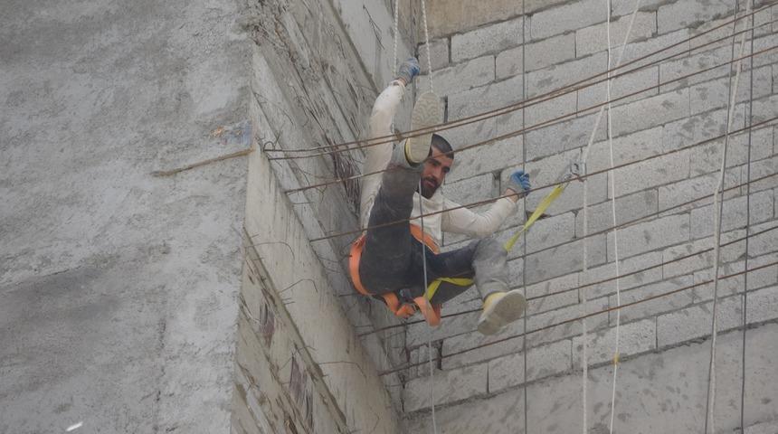 Adıyaman'da yürekler ağza geldi! Asansör çöktü, inşaat işçisi havada asılı kaldı