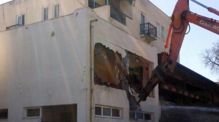 Ahmet Bayer'in ka&ccedil;ak villalarının yıkımına başlandı