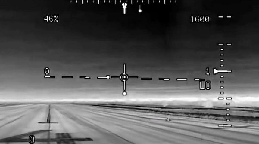 Yeni görüntüler UFO tartışmalarının fitilini tekrar ateşledi! Eski pilot, "Kariyerimde gördüğüm hiçbir şeye benzemiyor" diyerek yorumladı