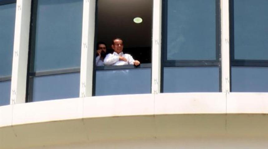 Tanju &Ouml;zcan'dan pencerede dans! Protestoculara b&ouml;yle karşılık verdi