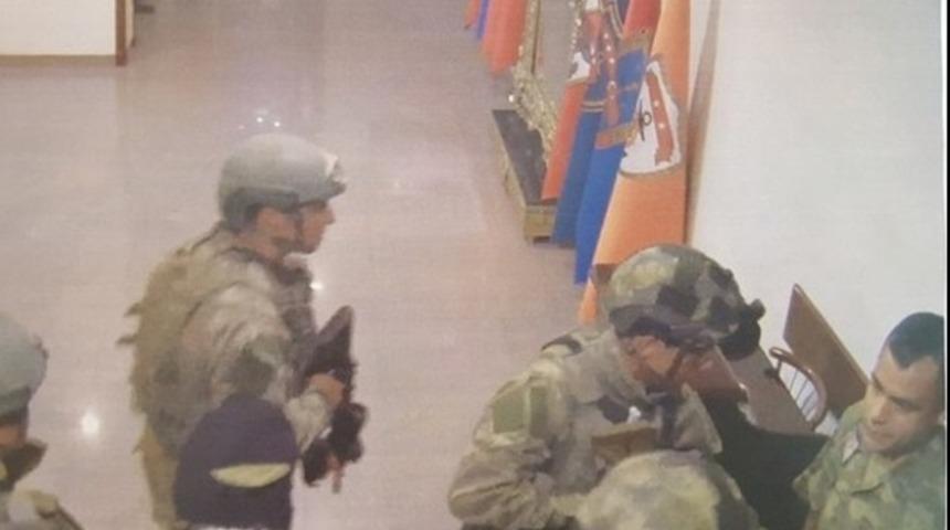 Kuvvet komutanlarını merdivenlerde s&uuml;r&uuml;klemişler