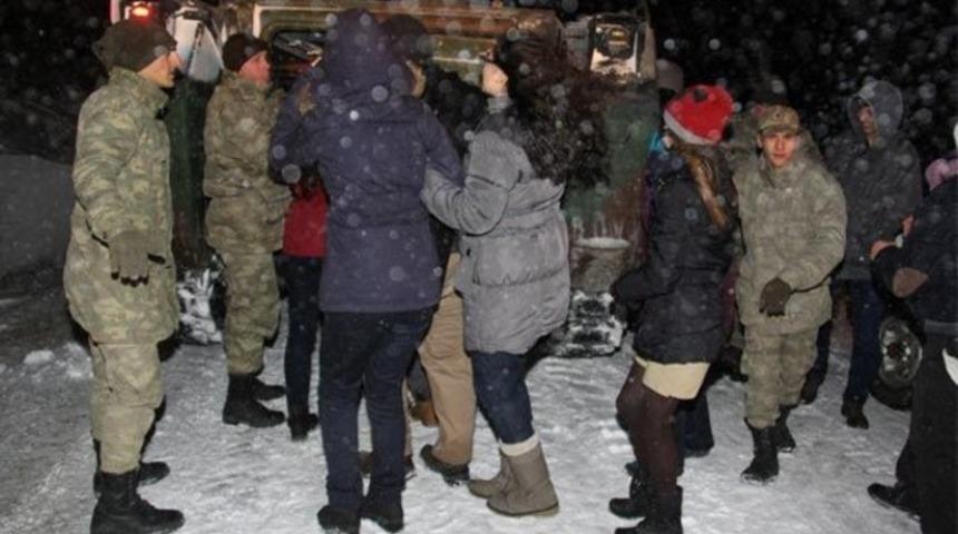 Asker tanklarla kurtardı