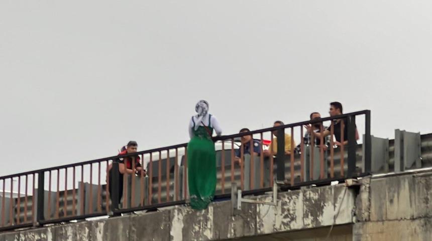 Köprüde korku dolu anlar! Ekipler alarma geçti... Peş peşe bayıldılar
