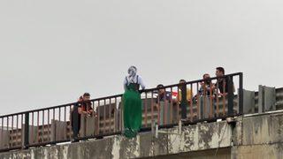 Köprüde korku dolu anlar! Ekipler alarma geçti... Peş peşe bayıldılar