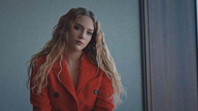 Mahkum'un Sasha'sı Hayal Köseoğlu göğüs dekolteli pozuyla nefes kesti! Bu kadarı fazla değil mi?