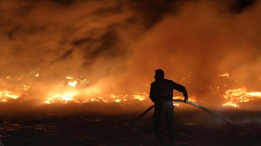 Gaziantep'te feci yangın! R&uuml;zgarın etkisiyle kısa s&uuml;rede b&uuml;y&uuml;d&uuml;... İnceleme başlatıldı