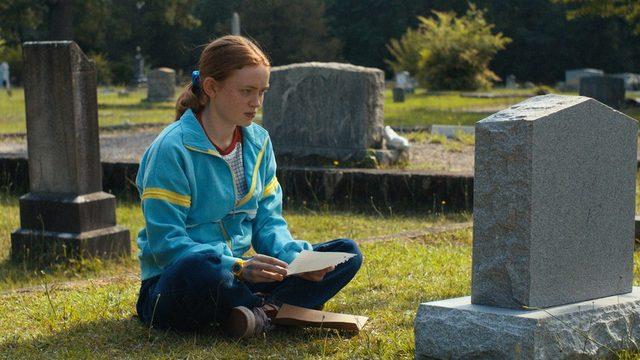 Sadie Sink tarafından canlandırılan Max kardeşi Billy'nin mezarını ziyaret ediyor.