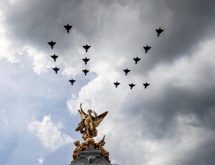 Kraliçe Elizabeth bile şaşkına döndü! Törene 4 yaşındaki Prens Louis damga vurdu G3