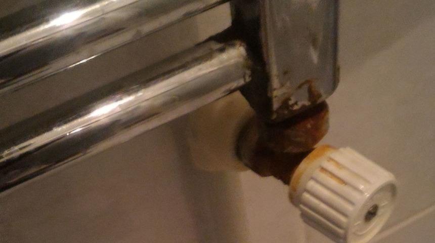 Y&uuml;zde y&uuml;z &ccedil;alışıyor! Şimdiye kadar duymadınız: Pas lekesini &ccedil;ıkarmak i&ccedil;in tek başına sirke yetmez bir de...