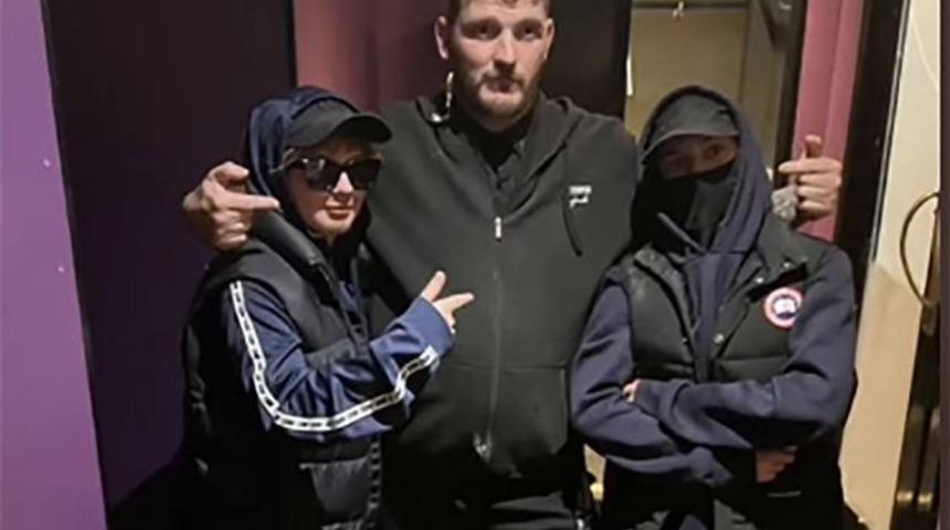 Arkadaşının sevgilisini takip etmek için erkek kılığına girdi! “Bizimle flört eden kadınlar oldu”