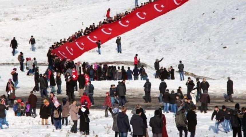 2 bin 100 metre rakımda 150 metrelik T&uuml;rk Bayrağı