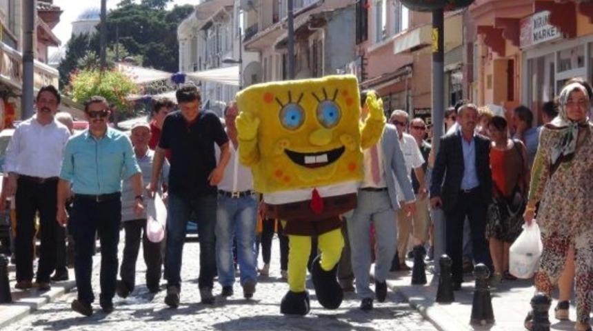 "S&uuml;nger Bob" Şile sokaklarında