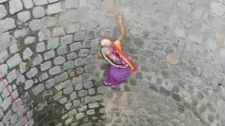 Suya ulaşmak için hayatını riske attı! Sosyal medyada viral oldu