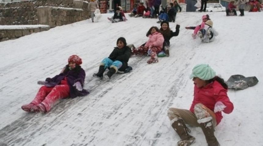 İstanbul ve Ankara'da okullara kar tatili