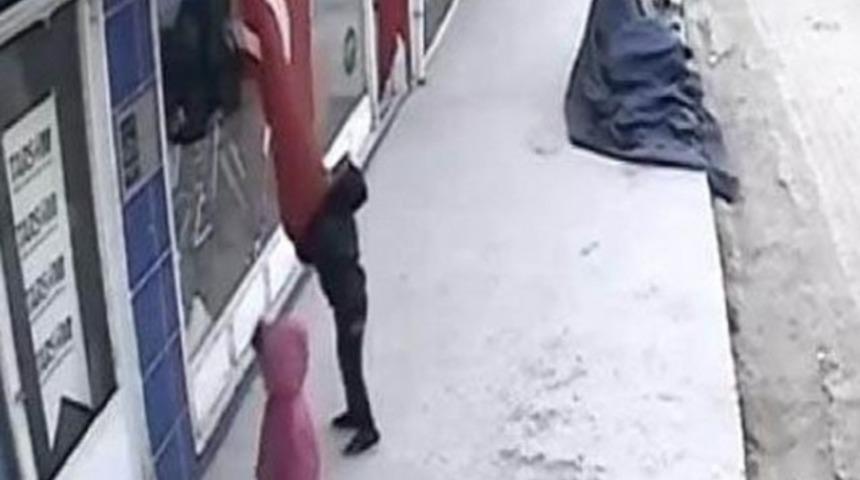 Türk bayrağını öpen çocuk sosyal medyayı salladı